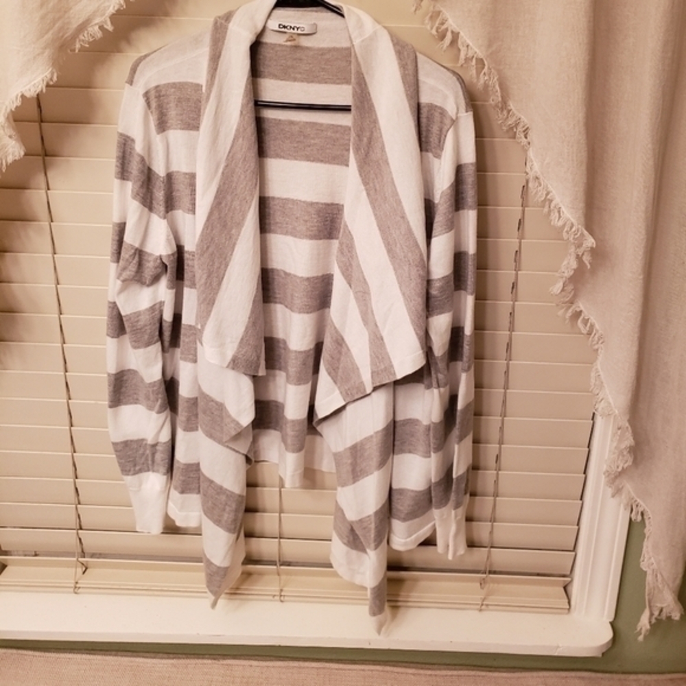 DKNYC ladies long sleeve no button slip on. Gray& white